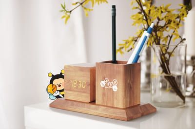 시계와 연필꽂이